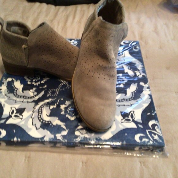 Toms Tan Cutout Suede Booties Pull On Heeled Ankle Boots Shoes Size 8 - Picture 3 of 5